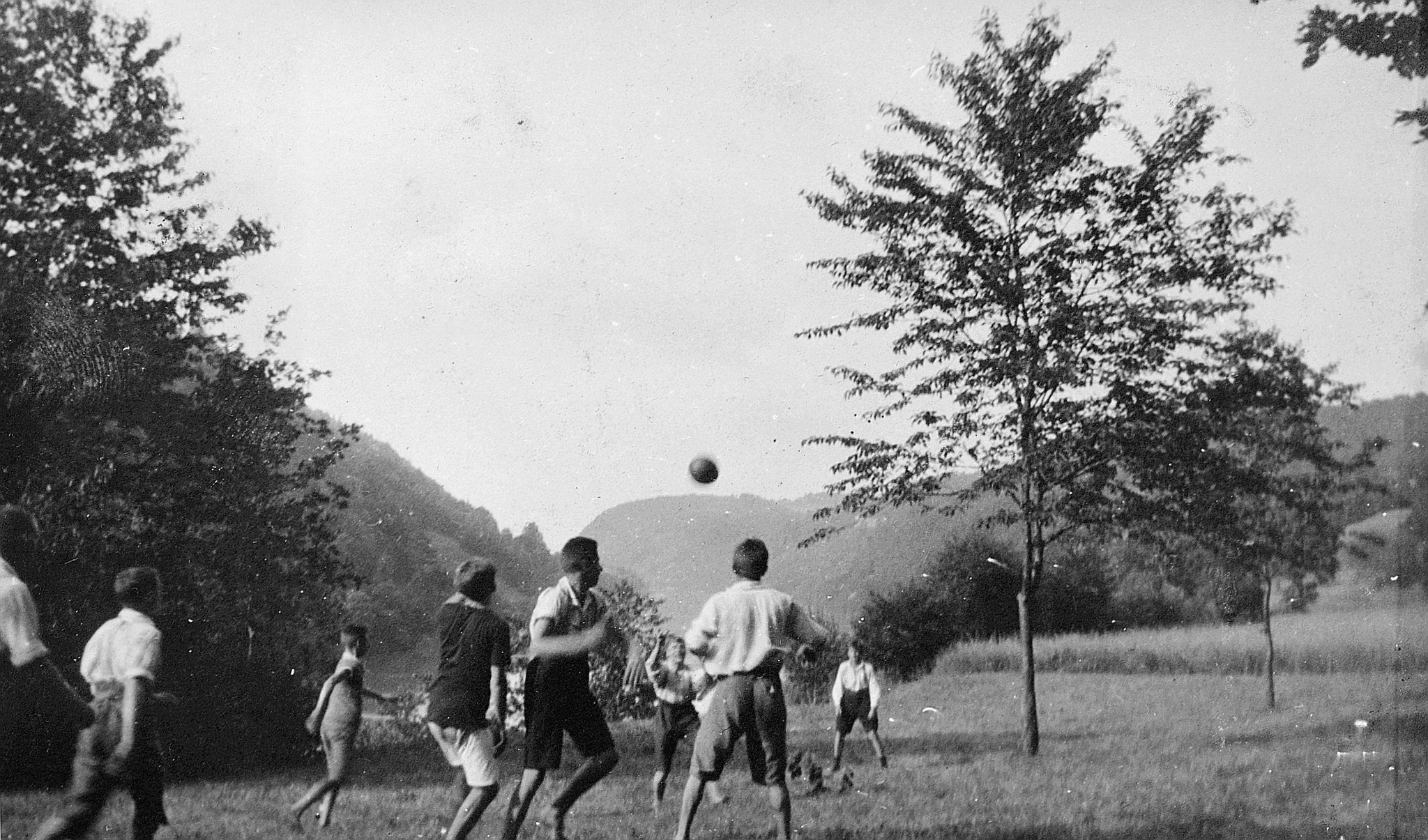 Wandervögel "beim Handball" spielen (1920)