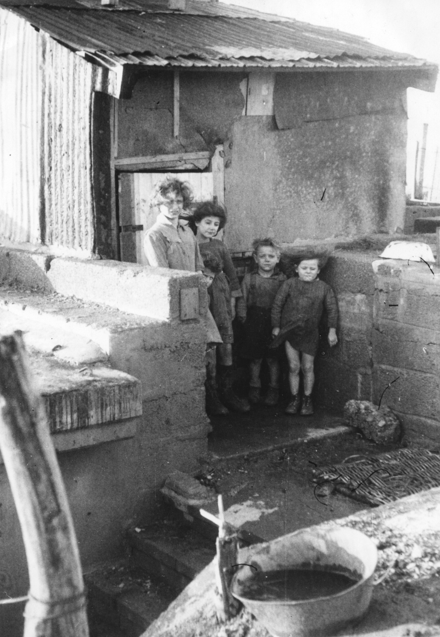 "Au Portel, près de Boulogne, nombreux sont les pêcheurs qui ont préféré s'abriter dans les blockhaus, le long de la côte.", Fischerfamilie in armen Verhältnisse, vermutlich in 1946