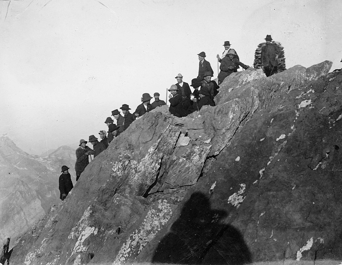 Wandervögel der Ortsgruppe Le Locle auf einer Wanderung im Jura (vermutlich etwa 1915)
