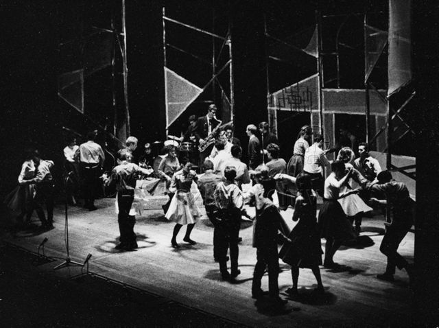 "Wir wollen leben" - 100 Burschen und Mädchen aus allen Kreisen der Stadt Zürich führen an der Jubiläumstagung einen "Totentanz" auf; 10.11.1962