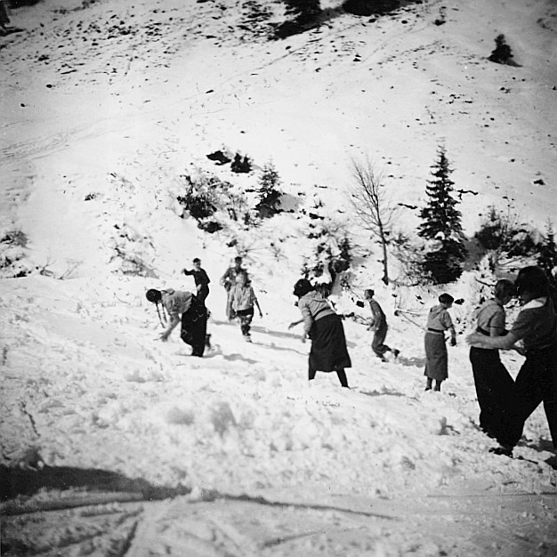 Wandervogelfahrt der Ortsgruppe Schwanden (Kanton Glarus) zur Rossglättli-Hütte - Wandervögel spielen mit dem Schnee (vermutlich Sch