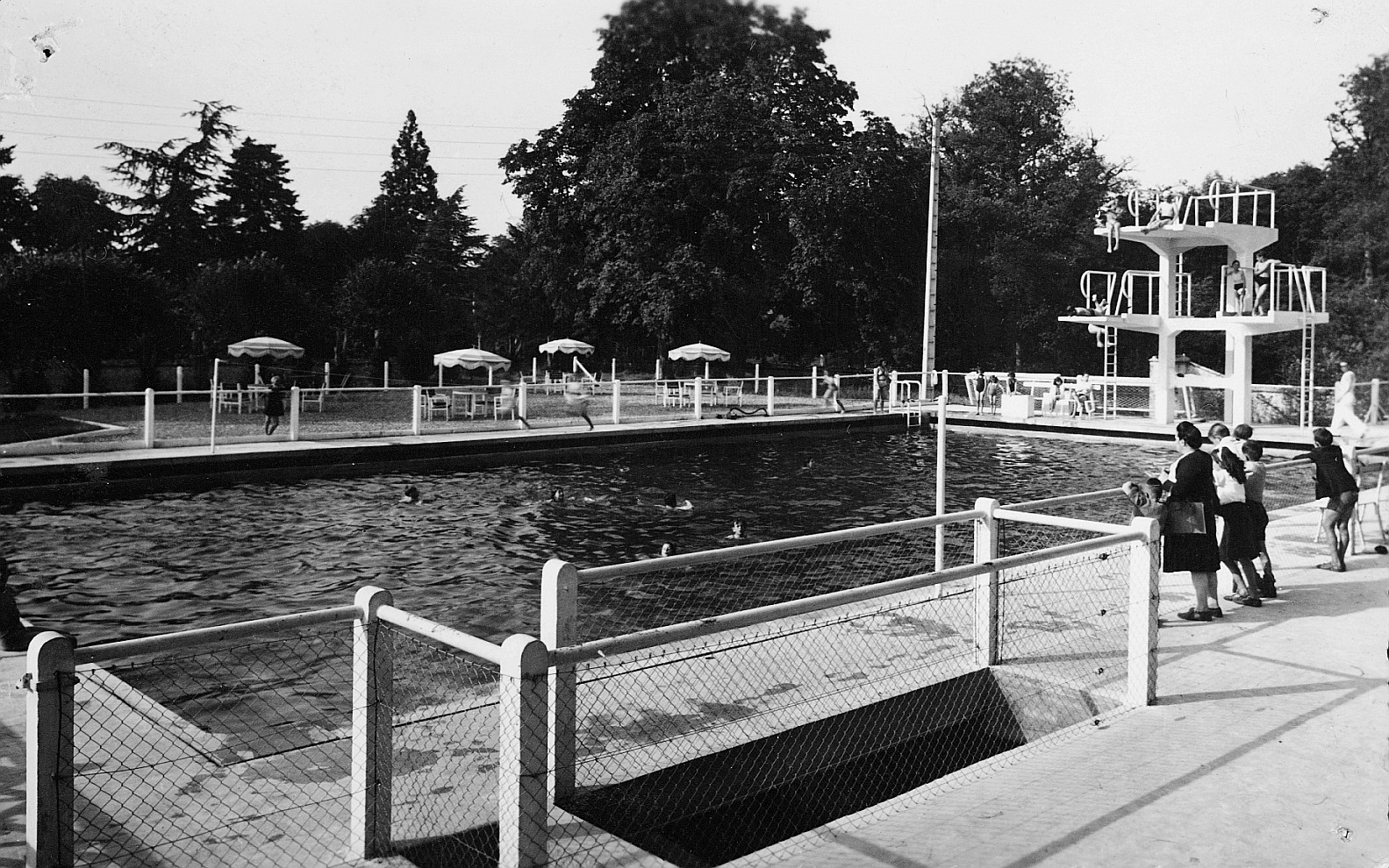 Colonie internationale, Châteauneuf en Thimerais (1953); Schwimmbad