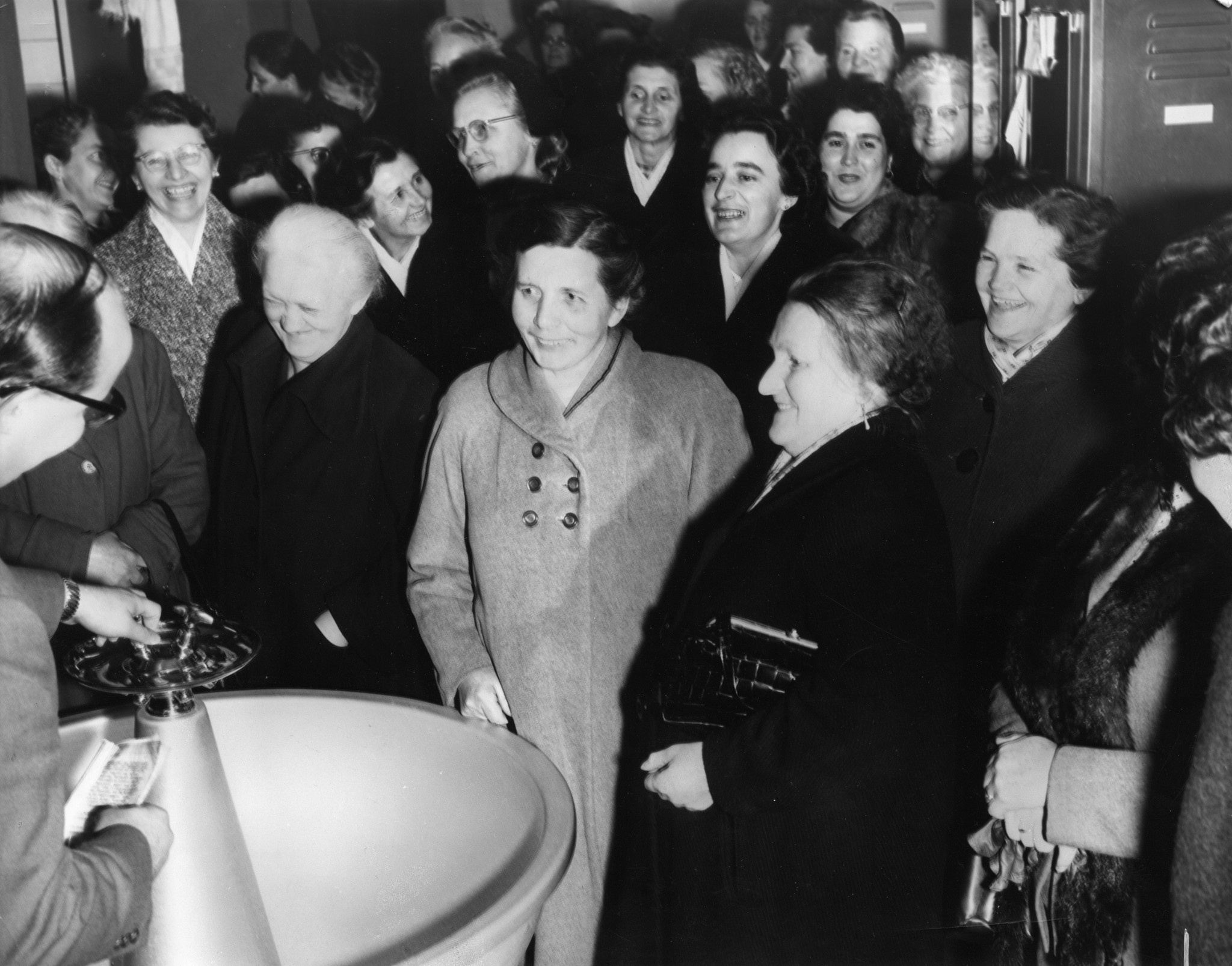 Frauen auf einer Betriebsbesichtigung, 1957