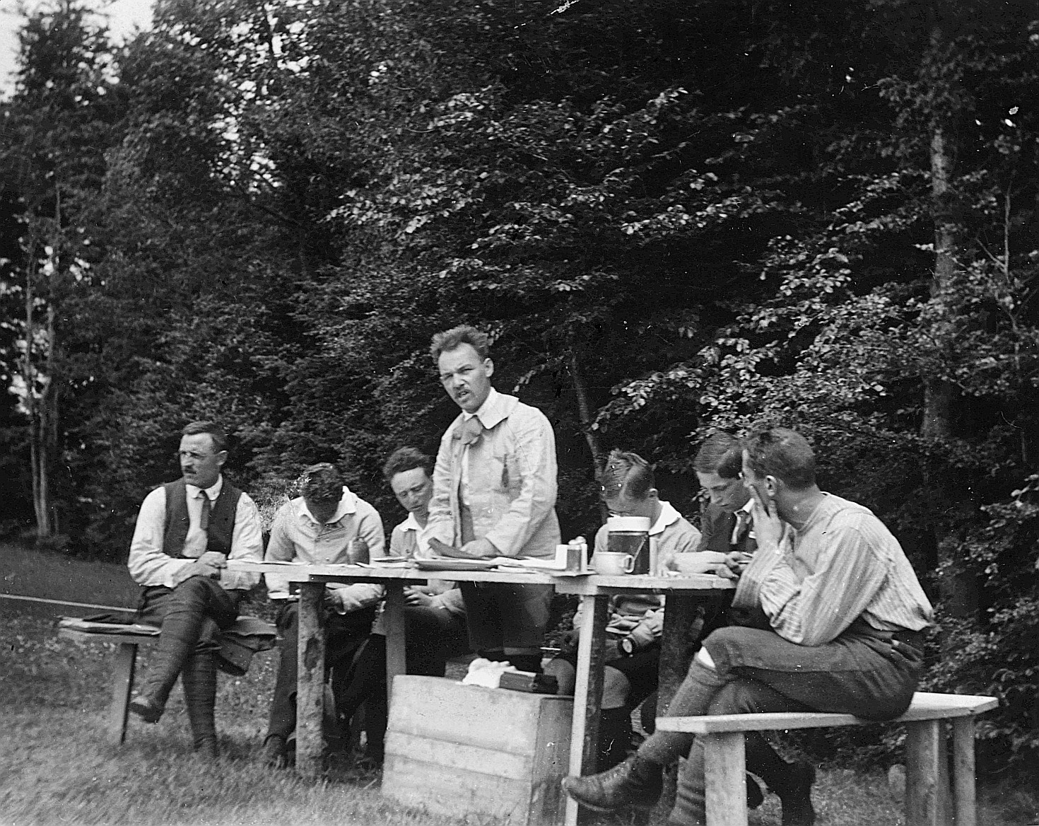 Wandervogel-Landsgemeinde auf dem Bantiger bei Bern: Die Leitung (vermutlich) am Tisch sitzend, ein Wandervogel eine Rede haltend (1