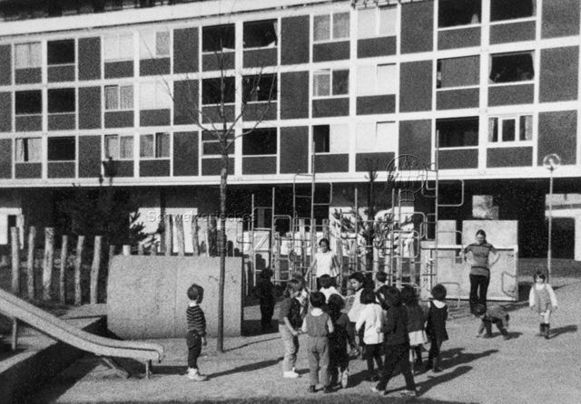 Kindergarten "Pamplemousse", Lignon, Genf - spielende Kinder, Rutschbahn, Betonröhre, Klettergerüst; um 1980