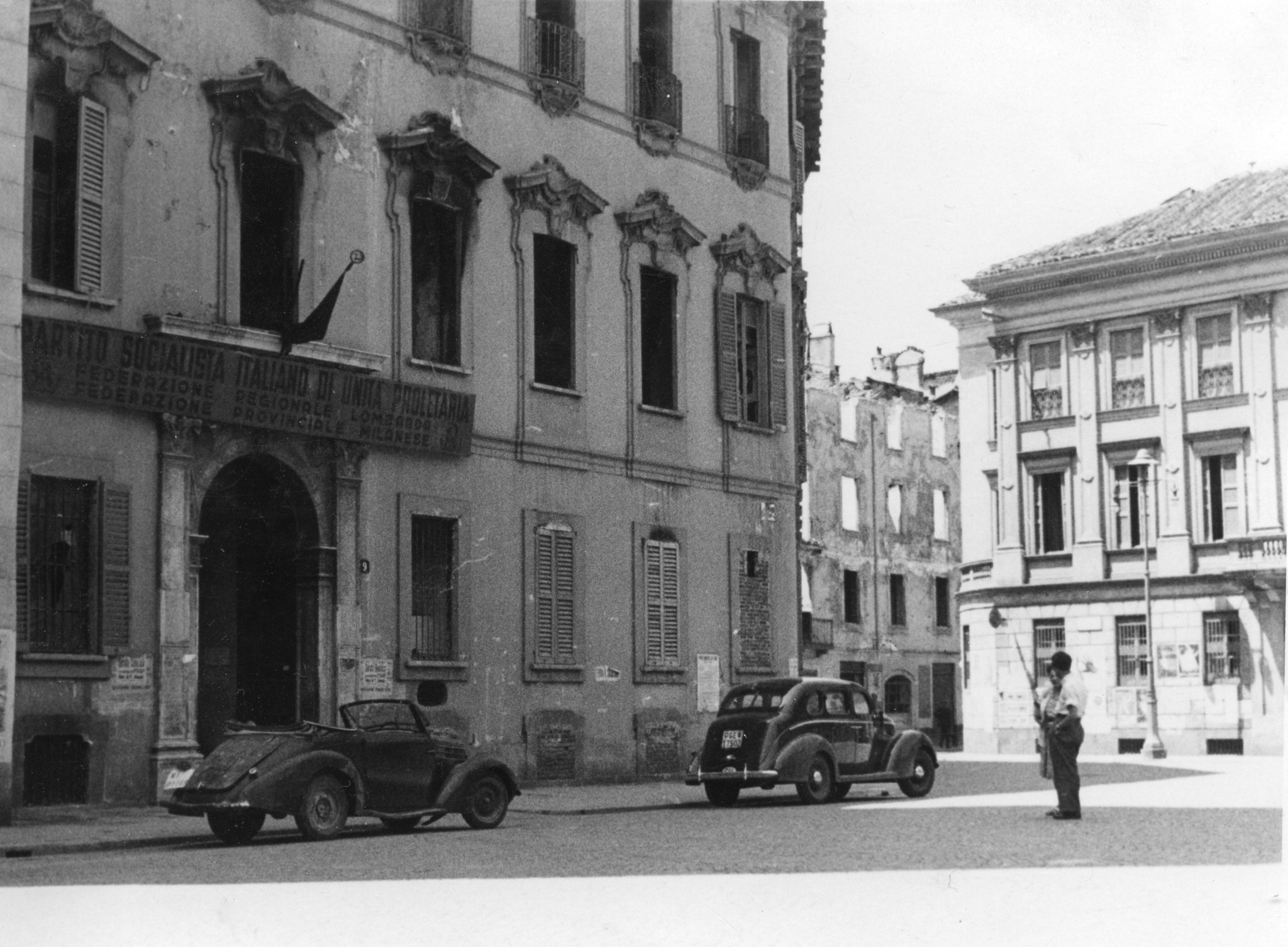 "Milano 1945. Das Haus wo die erste Zusammenkunft der Faschisten mit Mussolini stattfand, gehört jetzt der S.P.-Place San Sepolcro. Die Mensa der S.P. ist da untergebracht"; Aussenansicht des Gebäudes