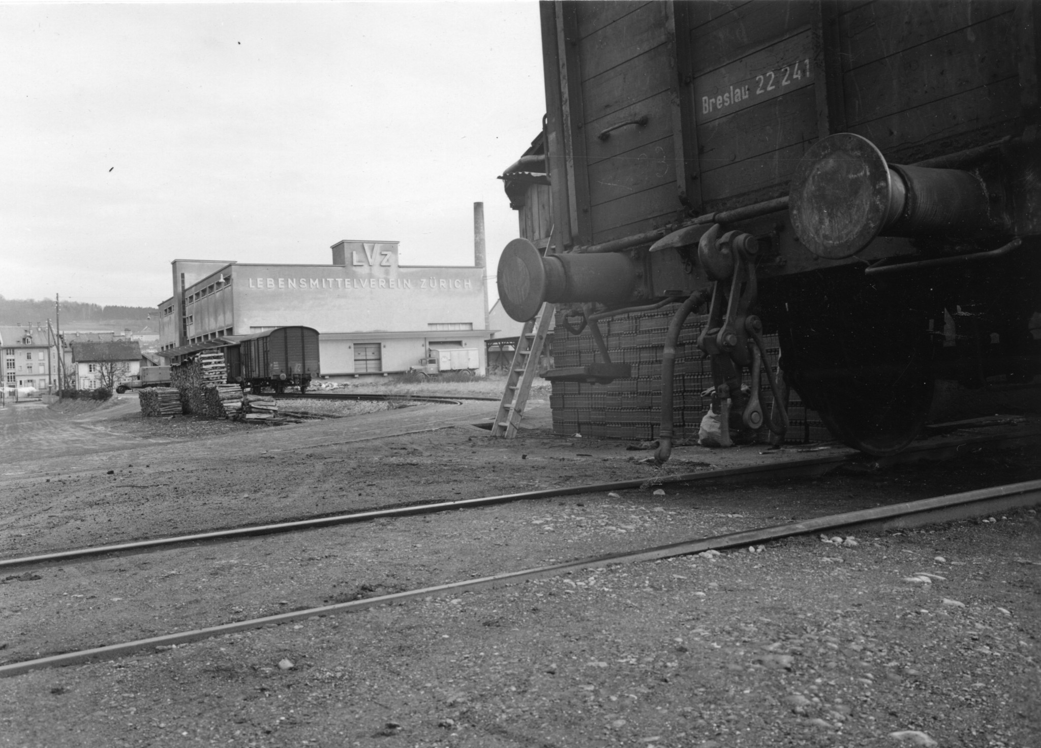 Eisenbahnwaggon neben Gebäuden des Holzlagers an der Turbinenstrasse