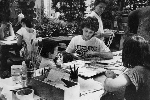 "Spielaktionen" - Kinder und Jugendliche beim Basteln; um 1980