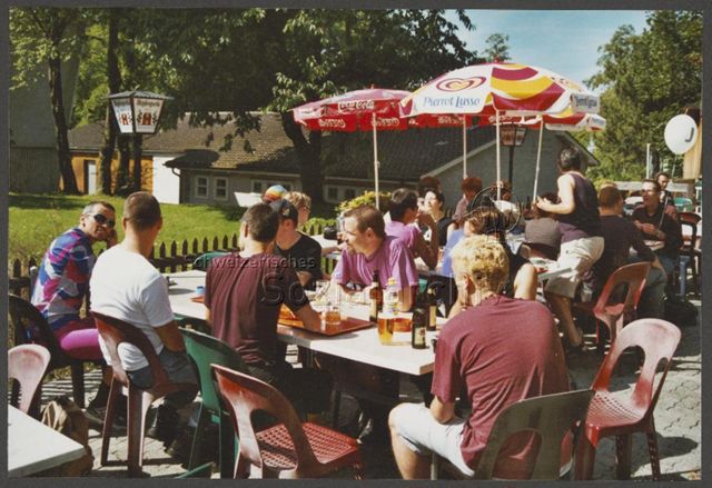Aktion der HAZ: "Rainbow-Wolke of Love" im Vorfeld der kantonalen Abstimmung zum Partnerschaftsgesetz (08.09.2002)<br>