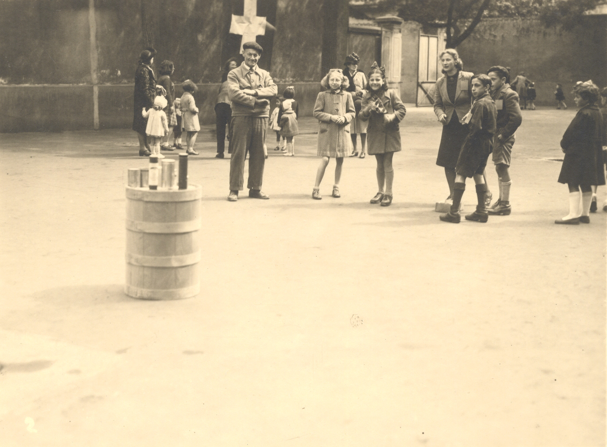 "Lyon, Herbst 1944, Kinder an einem Fest der SAH." Kinder beim Wurfspiel mit Begleitern