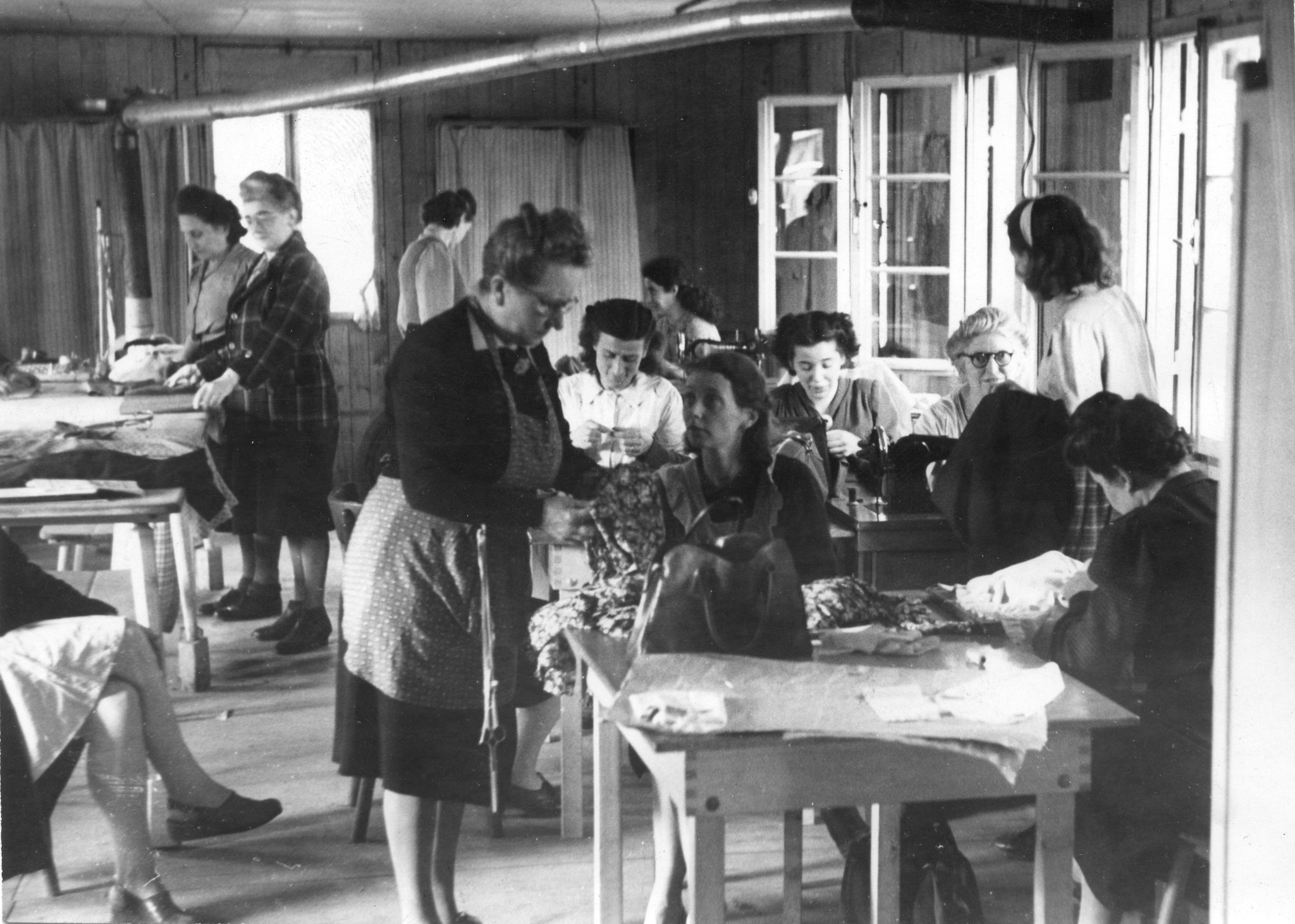 "Fives [Stadtviertel von Lille, Nord-Pas-de-Calais] Mai 1947 Ouvroir", Frauen bei der Textilarbeit im SAH-Sozialzentrum
