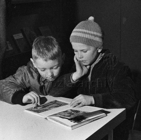 "Freizeitbeschäftigung innen, Lesen" - Zwei Jungen lesen ein Buch; um 1965