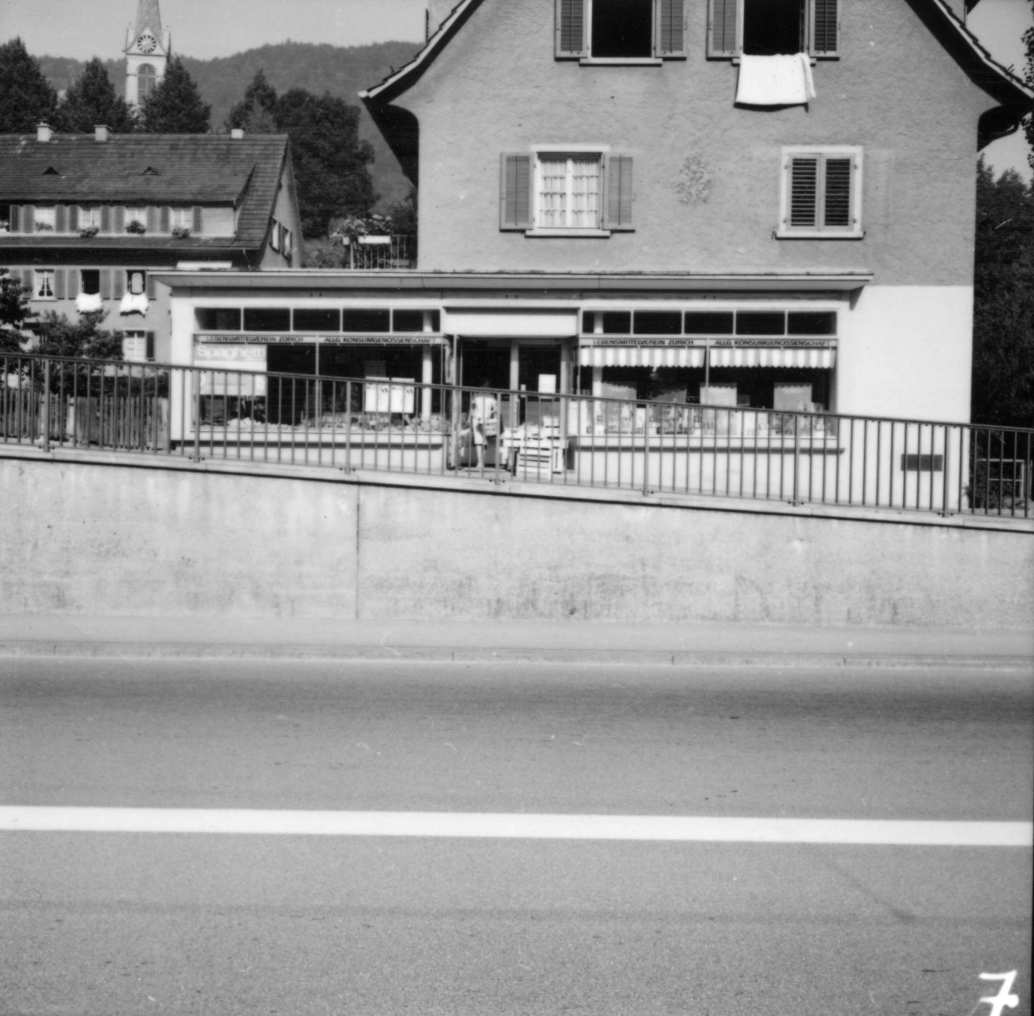 Laden des Lebensmittelvereins Zürich an der Schulhausstrasse 22 in Meilen: Aussenansicht