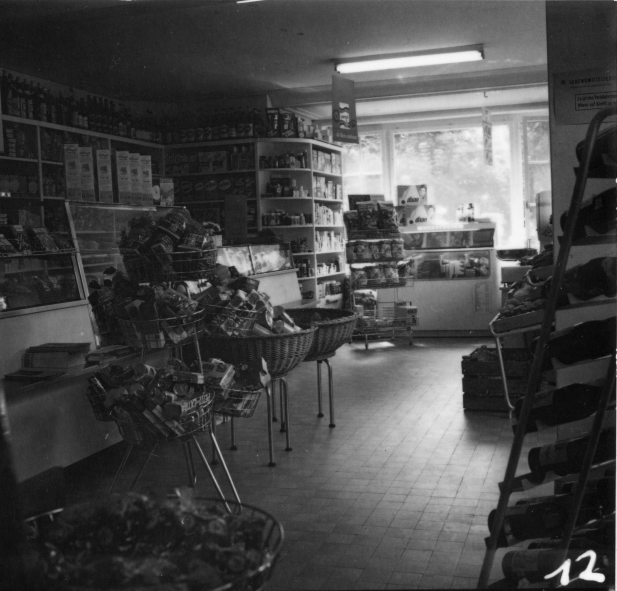 Laden des Lebensmittelvereins Zürich an der Dorfstrasse 18 in Küsnacht: Innenansicht