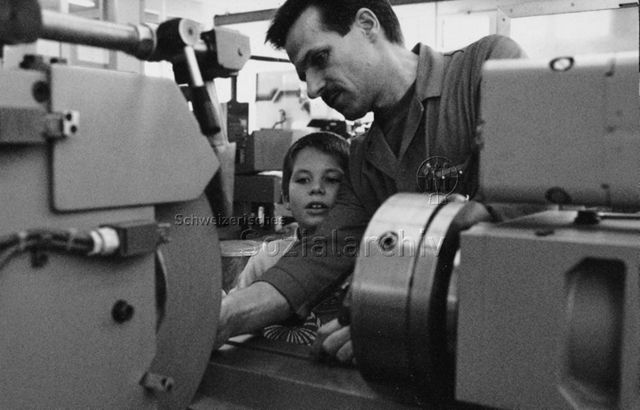 Kinder besuchen ihre Eltern am Arbeitsplatz - Sohn und Vater in der Fabrik; um 1995