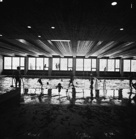 "Freizeitanlagen, Gemeinschaftszentren: Bad Gemeinschaftszentrum Loreto Zug" - Innenansicht des Schwimmbades; um 1970