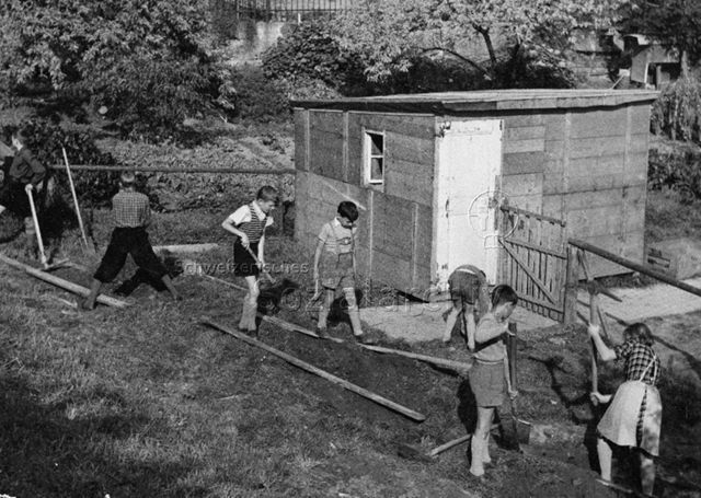 Spielplatz - Kinder heben einen Graben aus; um 1965