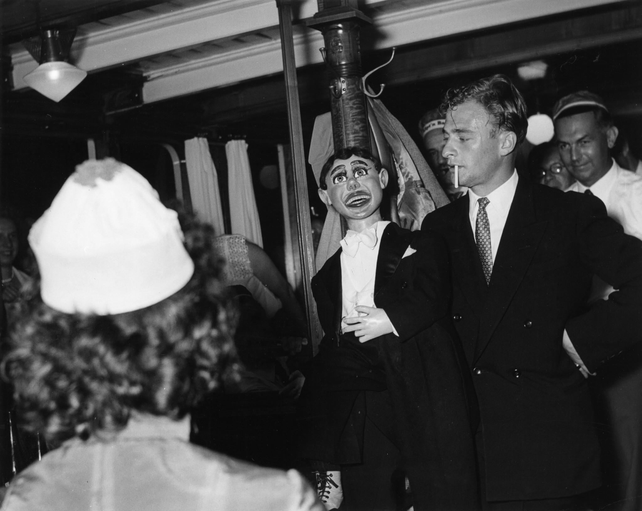 Bauchredner mit Puppe und Zuschauer, Jubiläum 75 Jahre Lebensmittelverein Zürich 1953