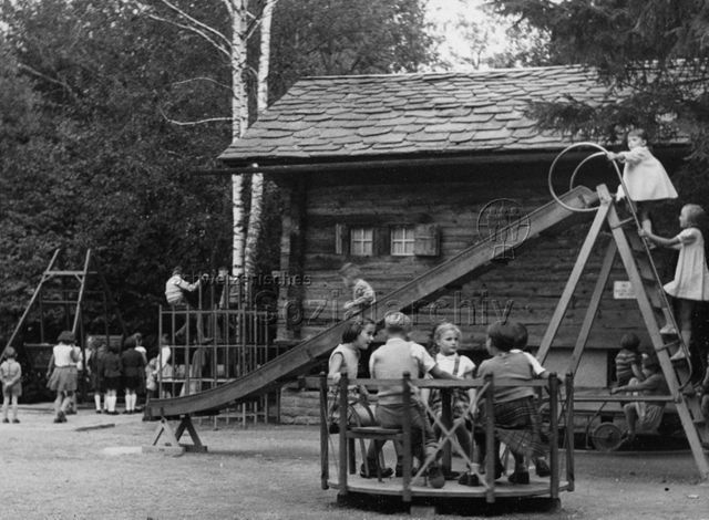 "Park im Grüene", Rüschlikon - spielende Kinder, Drehkarussell, Rutschbahn, Klettergerüst; um 1960