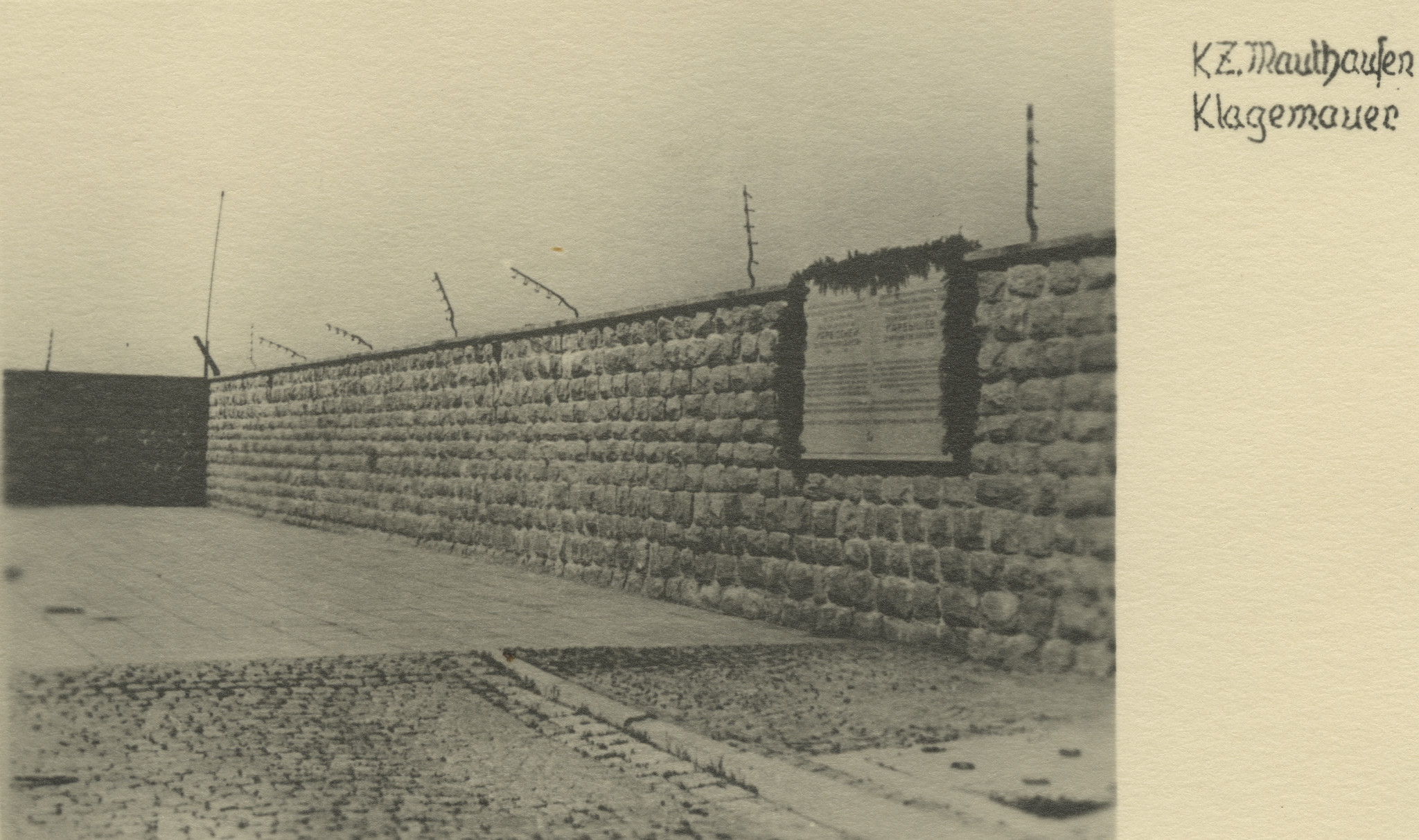 "KZ Mauthausen Klagemauer"; mit Gedenktafel