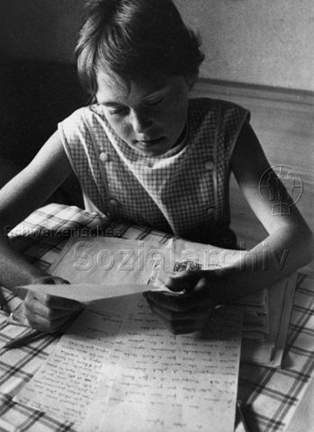 "Auslandschweizerkinder" - Mädchen beim Lesen von Briefen, Saas-Balen; 1967