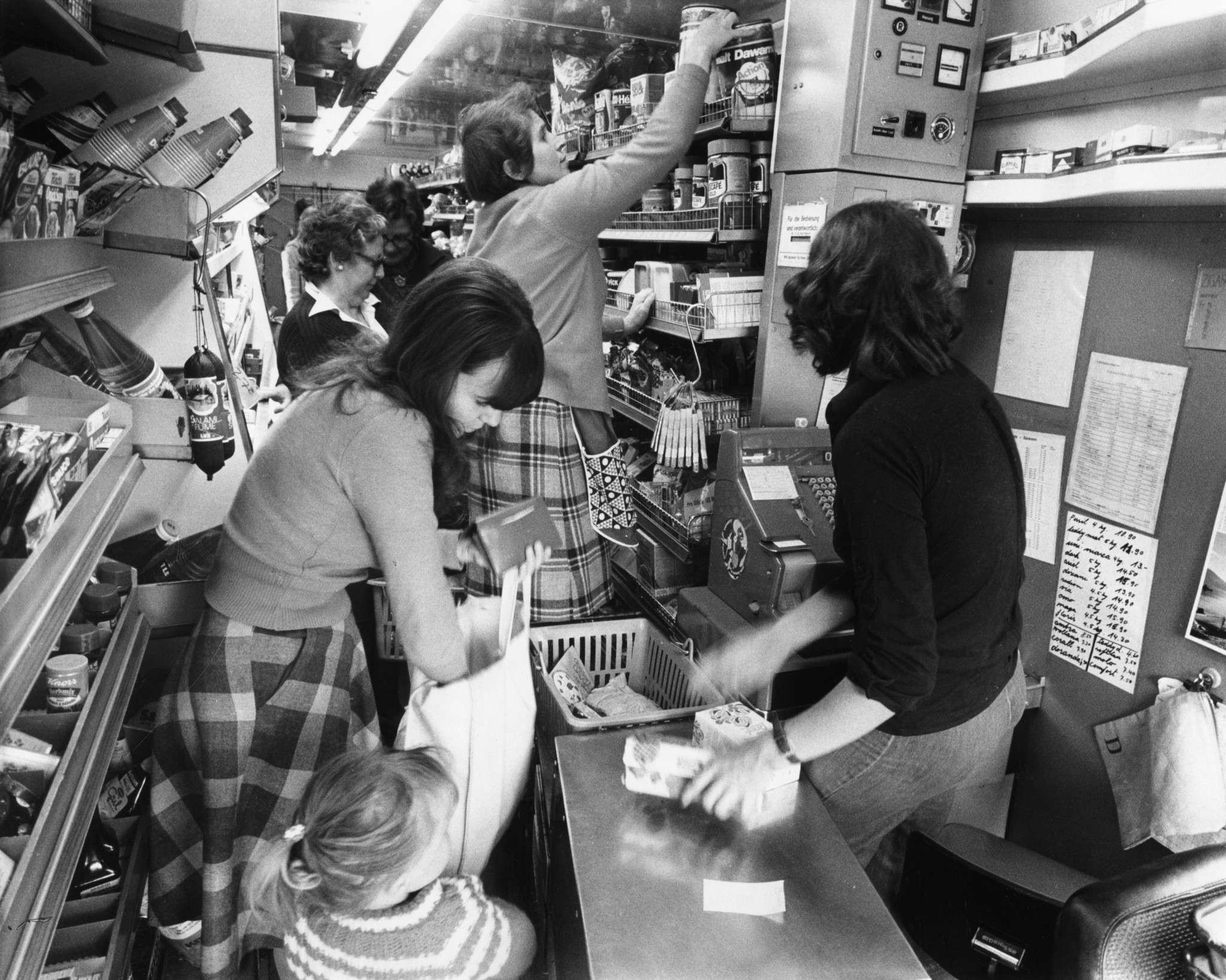 Frauen beim Einkaufen in einem Verkaufswagen des Lebensmittelvereins Zürich