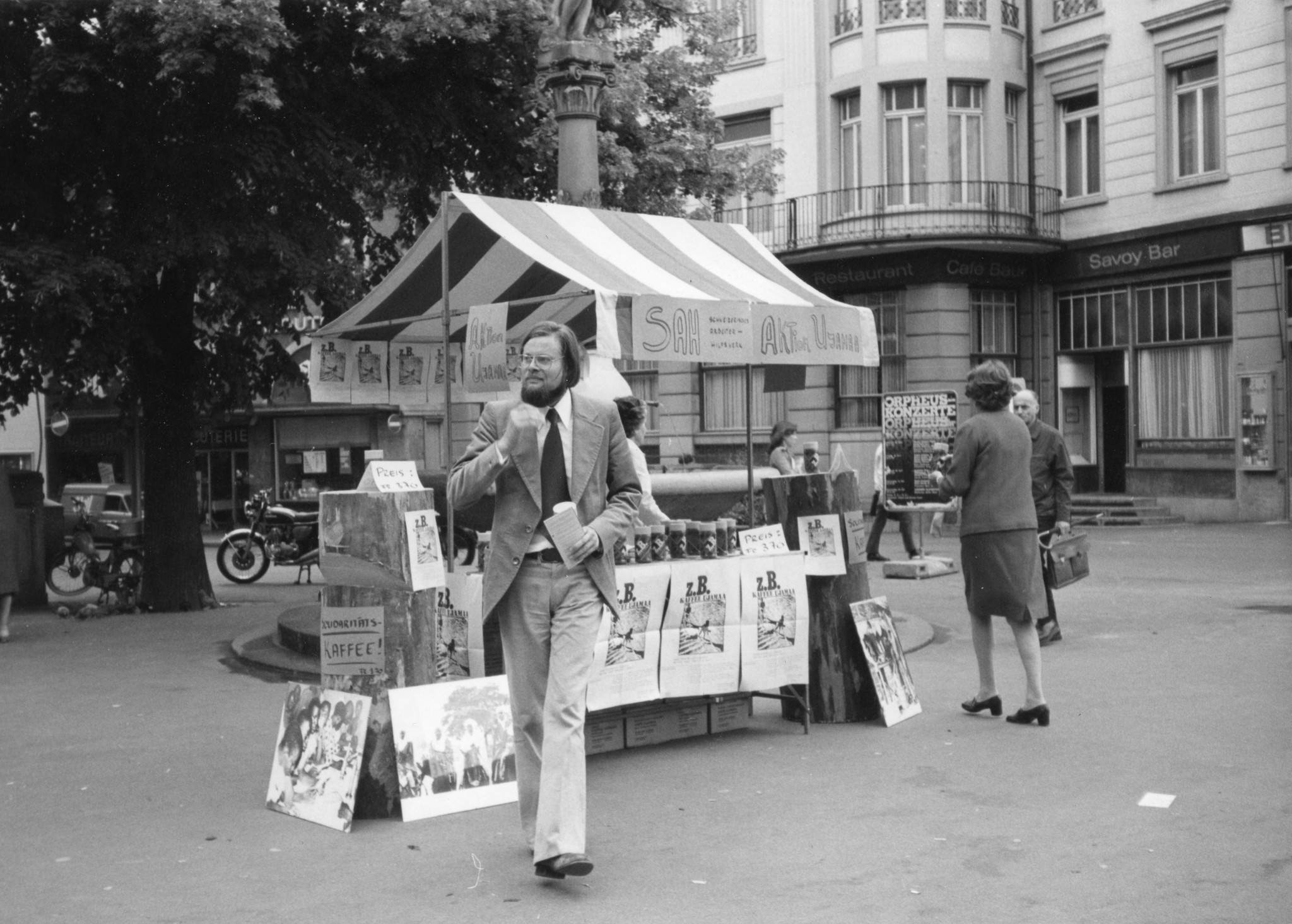 SAH-Fest August 1984; "Aktion Ujamaa" - das SAH verkauft Kaffee an einem Stand am Paradeplatz in Zürich