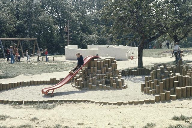 "Rutschnbahn, Signal de Bougy" - spielende Kinder, Schaukel; um 1980