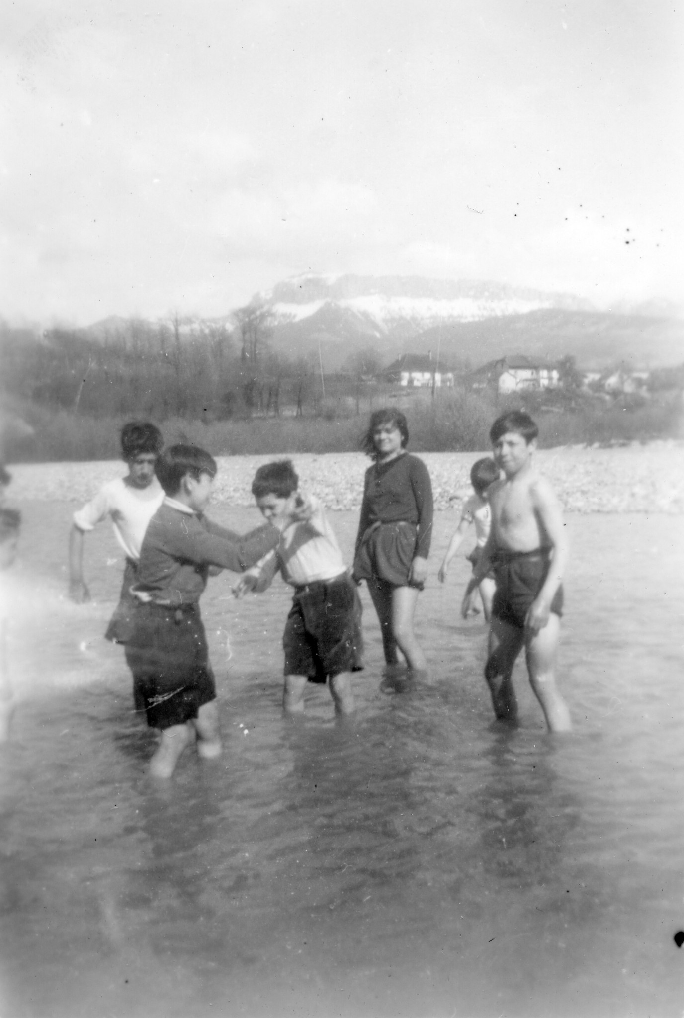Kinder planschen im Wasser eines Flusses