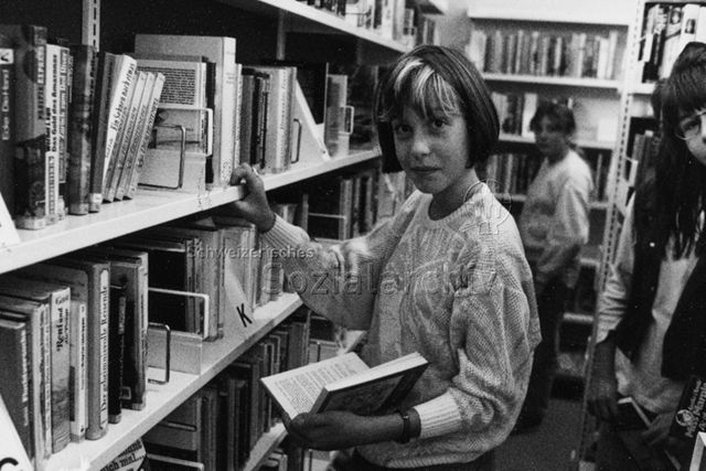 "Oberwallis" - Mädchen in einer Biblithek; 1995