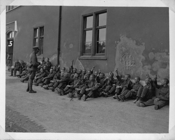 Album Alfred Brauchli, Teil 1/3: 699 Tage Aktivdienst 1939-1945 als Sanitätssoldat bei der Sanitätskompanie I/​7, Thurgau: Ausbildung vor einer Kaserne