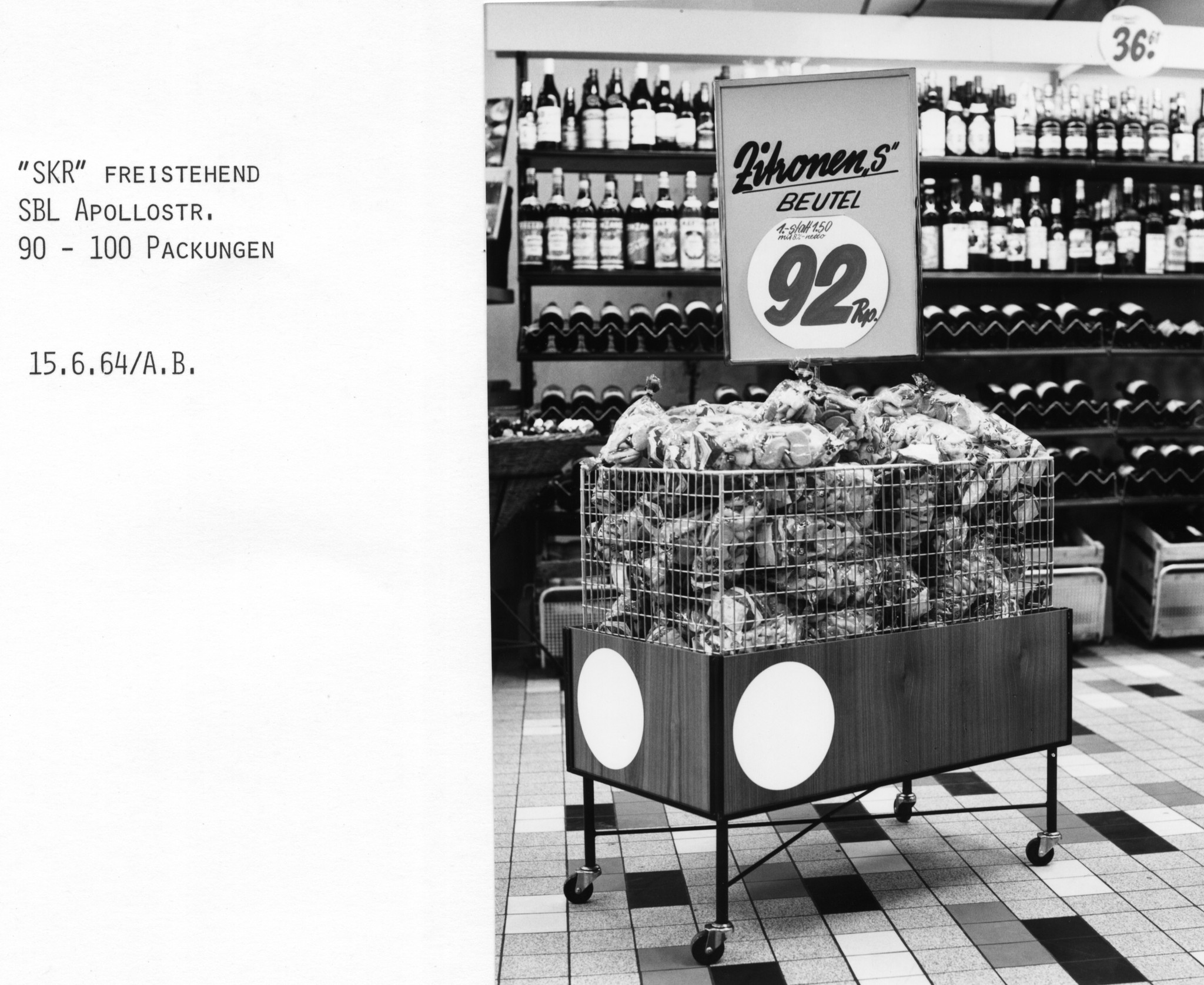 Schüttkorb mit Zitronen in einem Laden des Lebensmittelvereins Zürich an der Apollostrasse, 15. Juni 1964
