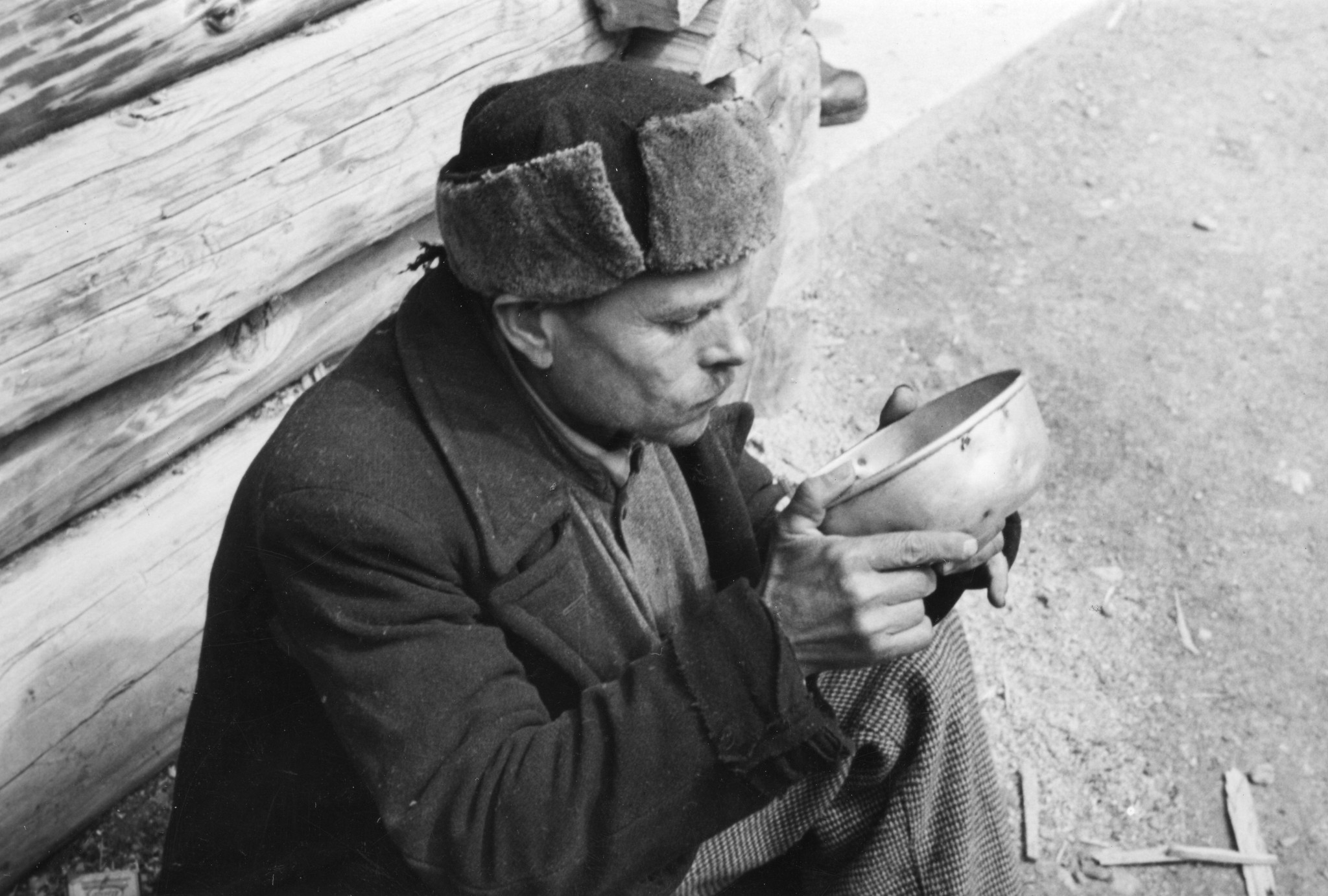 "Basel, 1945. Fremdarbeiter. Russe"; ein Mann trinkt aus einer Schale