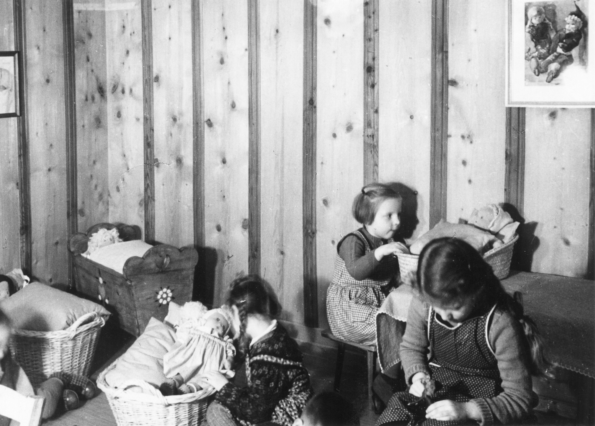Vermutlich Kinder in einem Ferienlager: Mädchen spielen mit Puppen