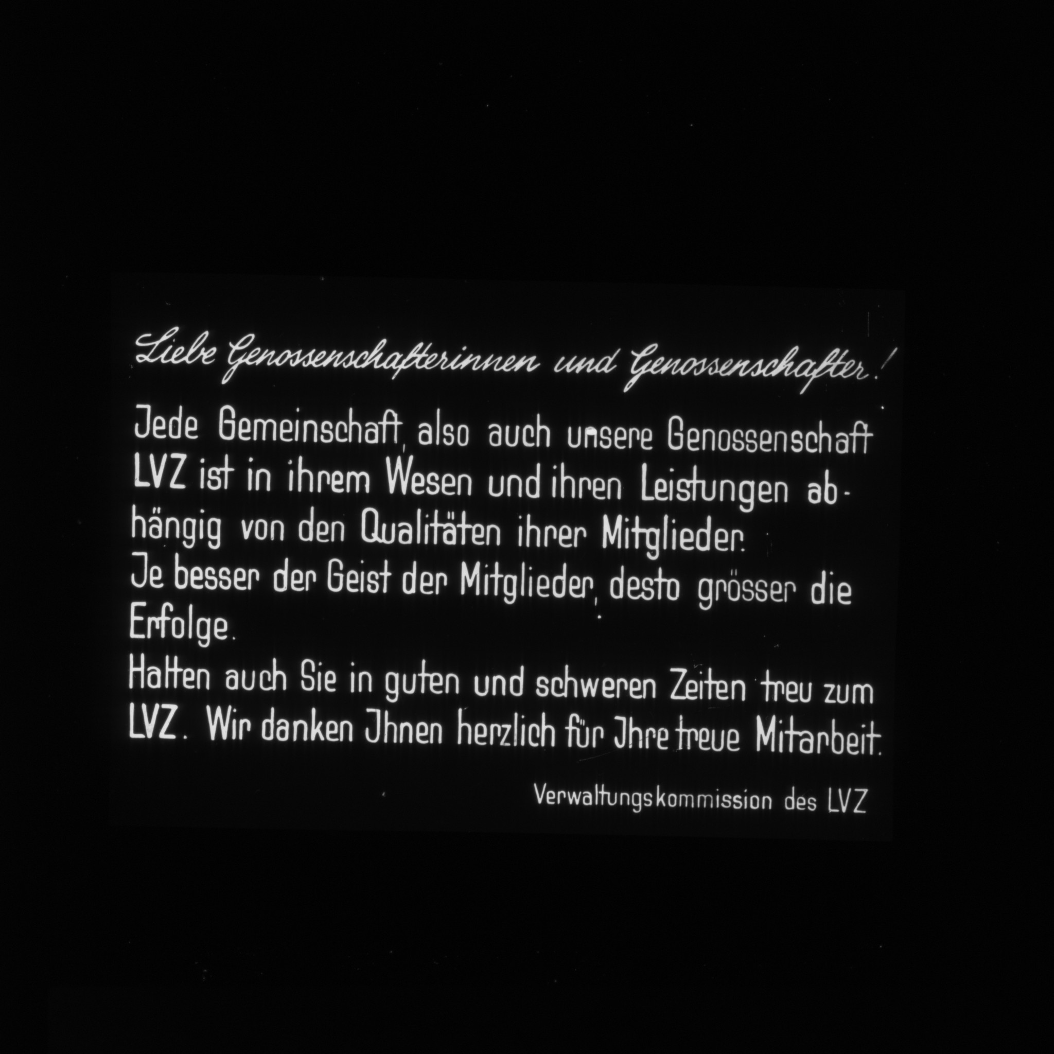 Dia: Mitteilung der Verwaltungskommission des LVZ an die Genossenschafter: Dank für die Treue und Aufforderung zu weiterer Loyalität und Leistung.