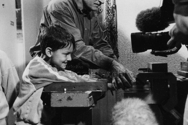 "Aktion 'Kinder besuchen ihre Eltern am Arbeitsplatz' - Aufnahmen in der 3. Primarschulklasse in Davos für die 'mitenand'-Sendung vom 03.11.1996 im SF DRS" - Vater und Sohn bei der Arbeit; 1996