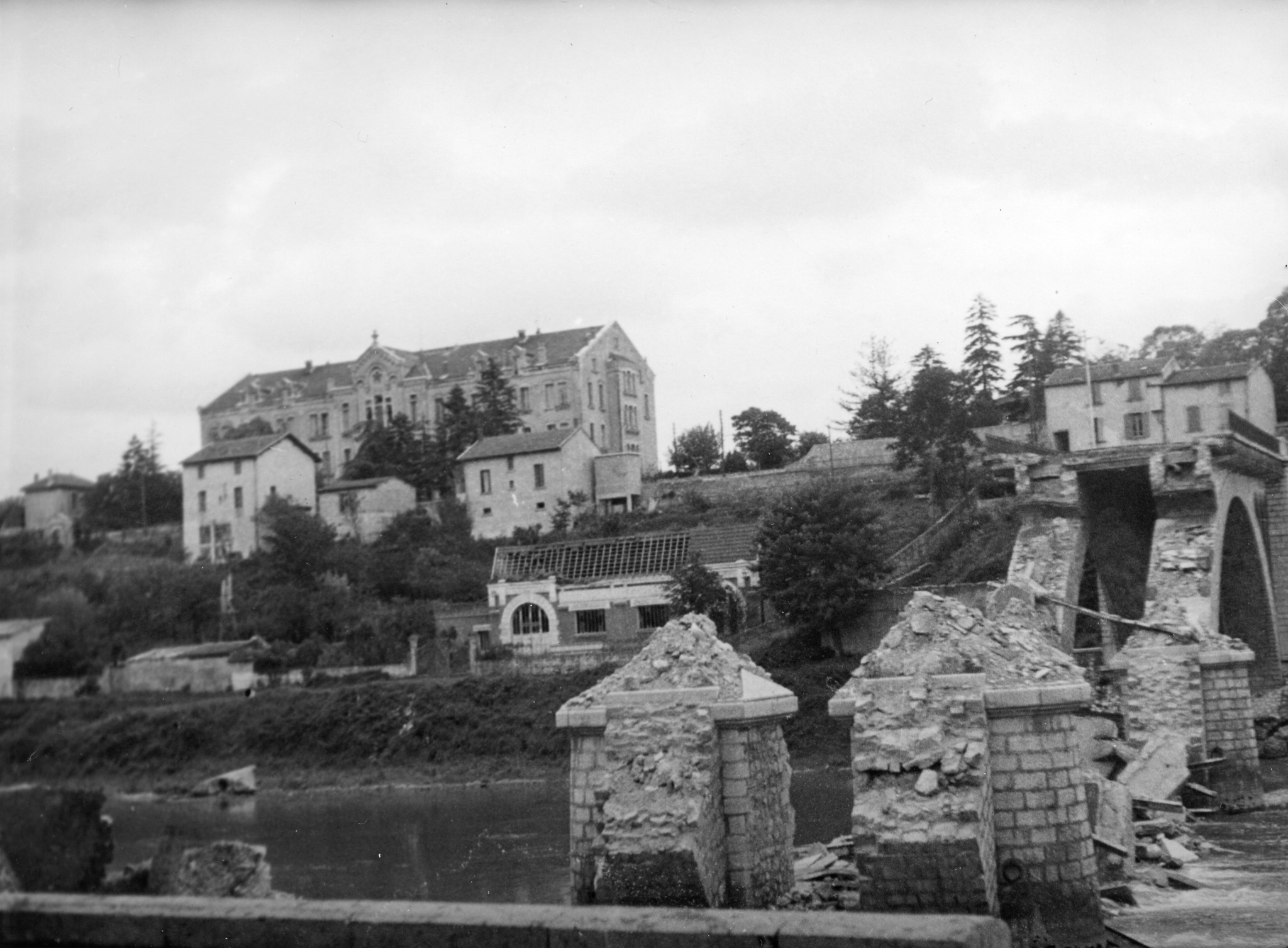 Eine zerstörte Brücke in Romans