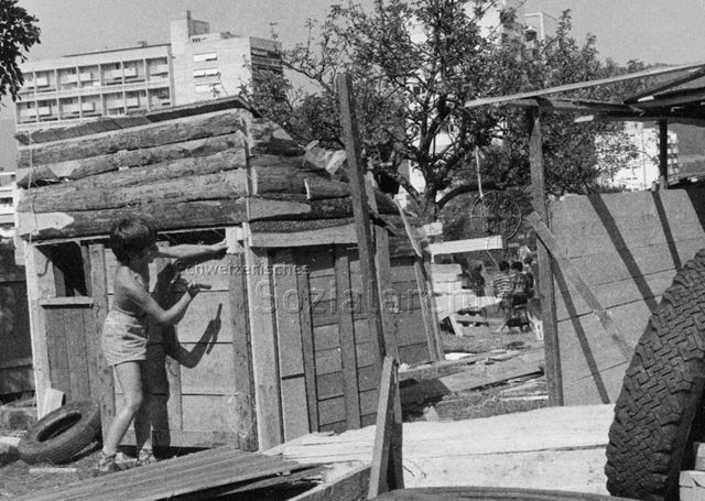 "Auf Robinsonspielplatz Spreitenbach AG" - Ein Junge beim Hüttenbauen; 1973