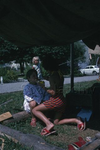 "Spielaktion Effretikon" - Kinder bemalen sich die Gesichter; 1975