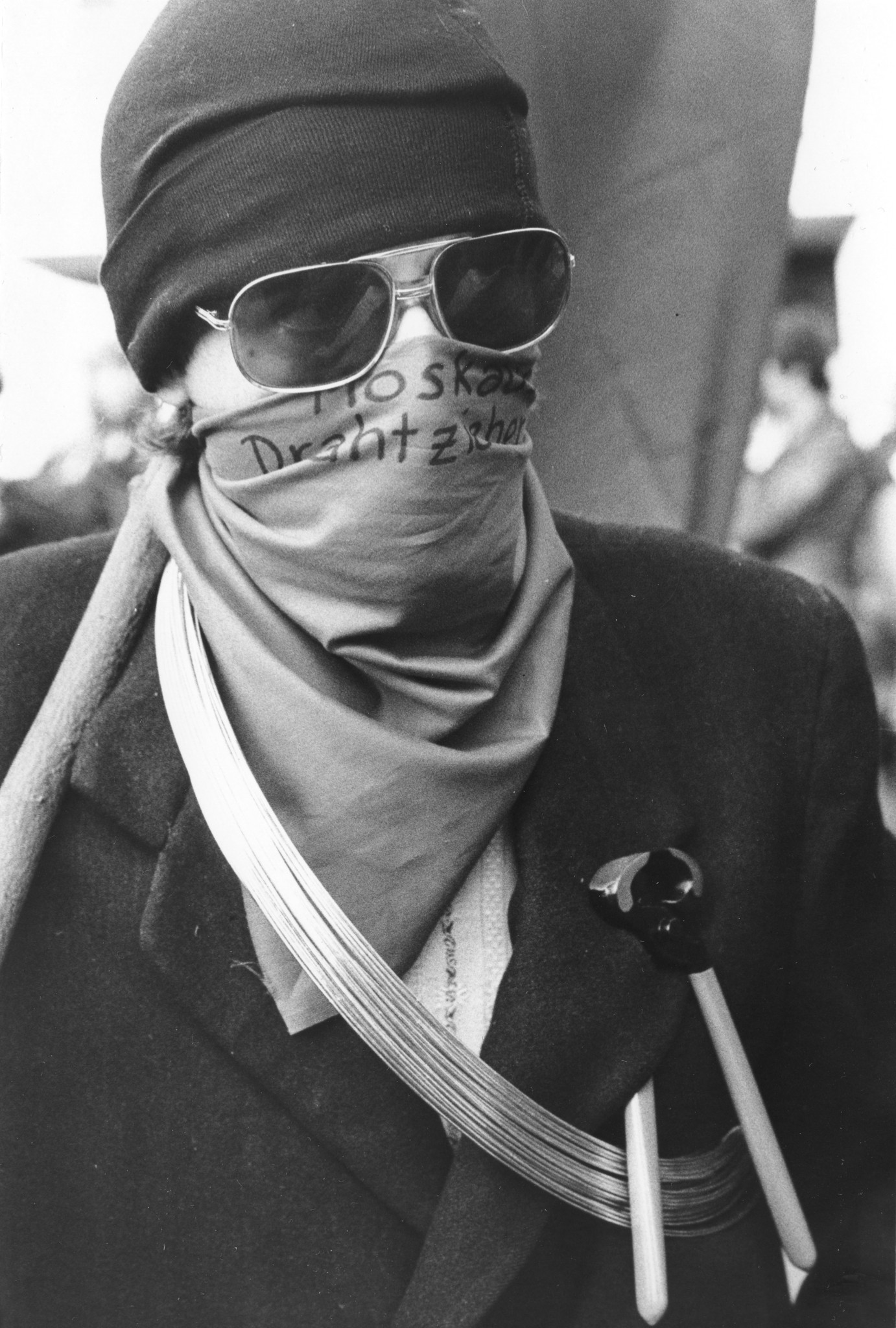 Ein vermummter Demonstrant "Moskau Drahtzieher" an einer Friedensdemonstration, organisiert durch die SAH im November 1983