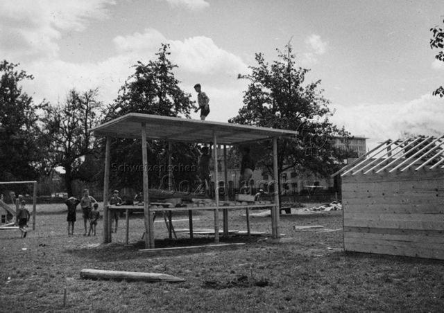 "Robinsonspielplatz Wipkingen" - Kinder beim Bauen einer Hütte; um 1965