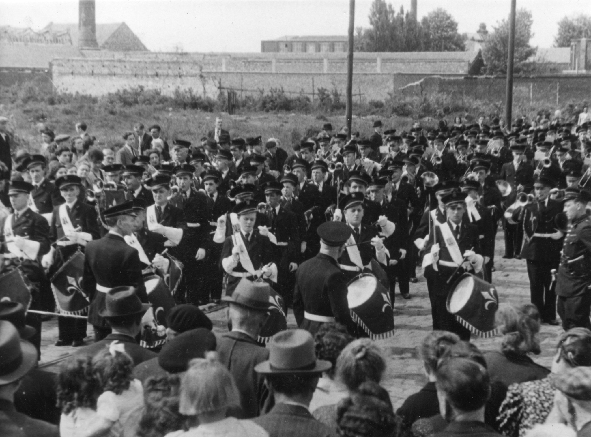 "Eröffnungsfeier des Centre social am 11. Mai 1947"; Kinder in Uniform und mit Instrumenten