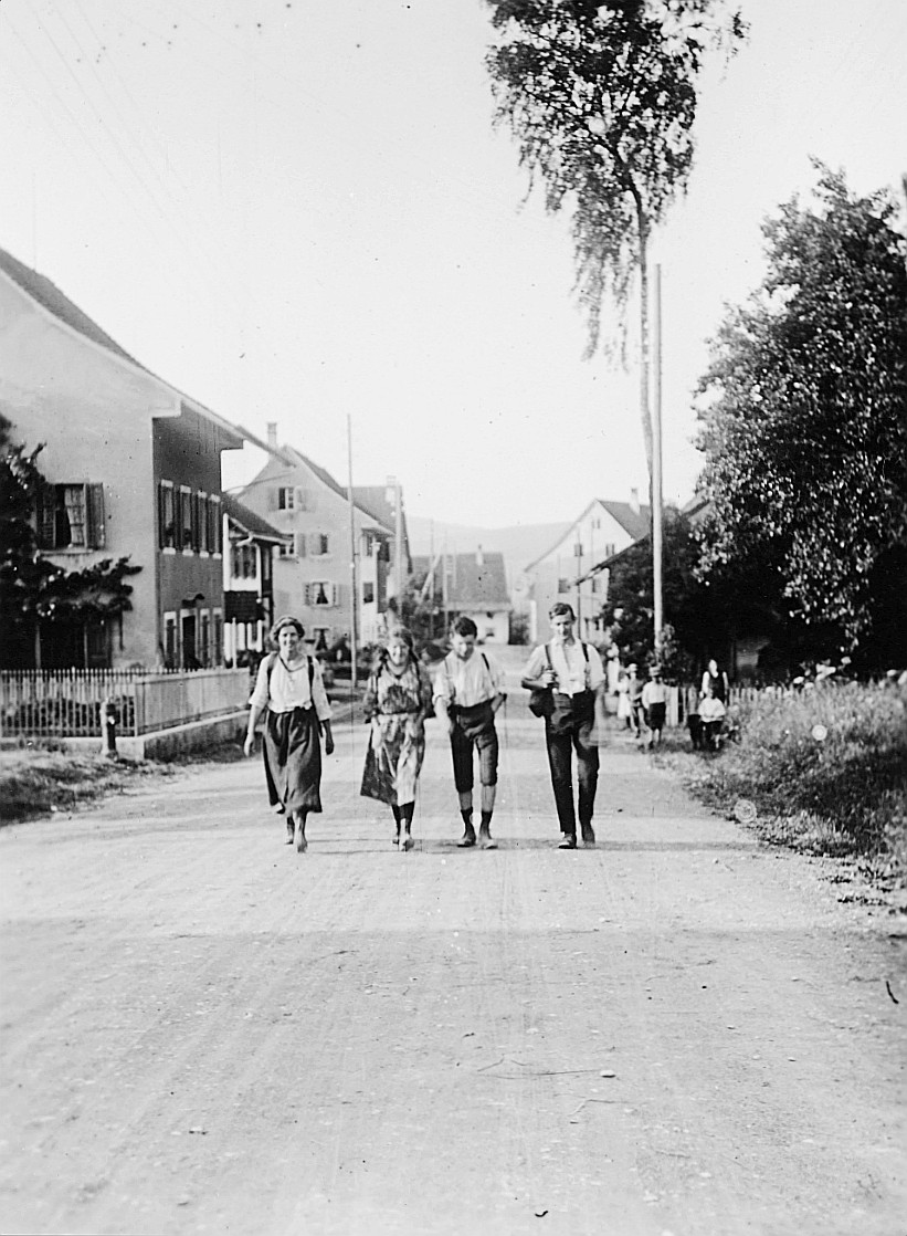 Wandervögel der Ortsgruppe Oerlikon auf dem Weg zur Landsgemeinde am Pfäffikersee (1917)