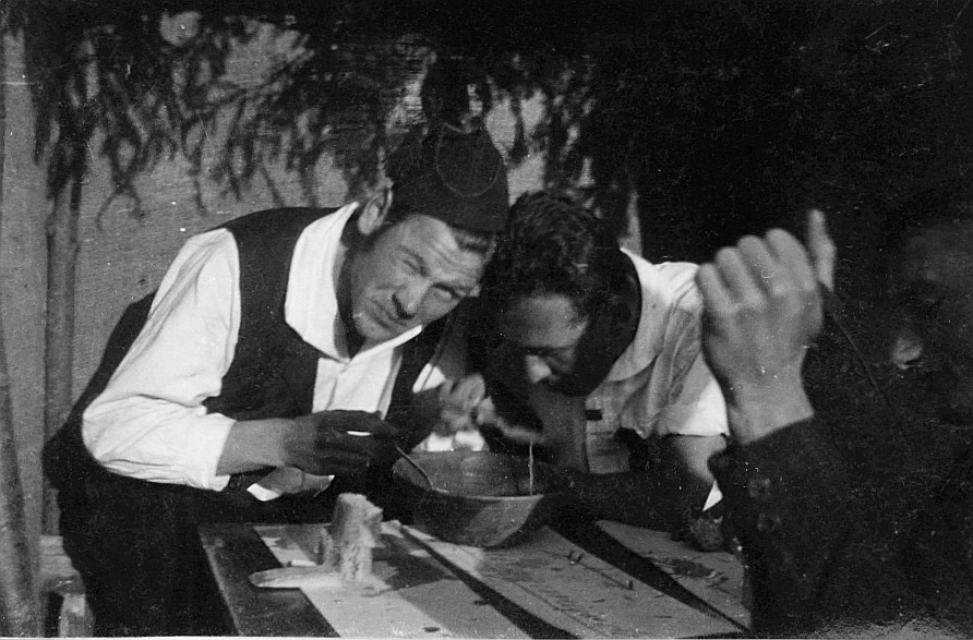 Wandervogel-Landsgemeinde beim Schloss Buonas - Köbi Flach (links) mit einem anderen Mann aus einer Schüssel essend (1916)