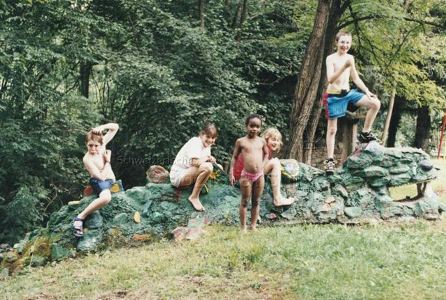 Bosco della Bella, Feriendorf für kinderreiche Familien - Kinder posieren für Aufnahme, ein Junge schneidet eine Grimasse; 1997
