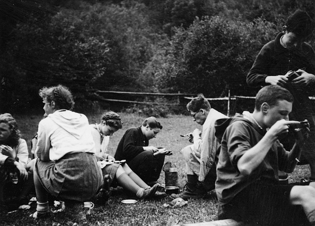 Hinter dem Bauernhaus in Orvin wird eifrig gegessen (1942)