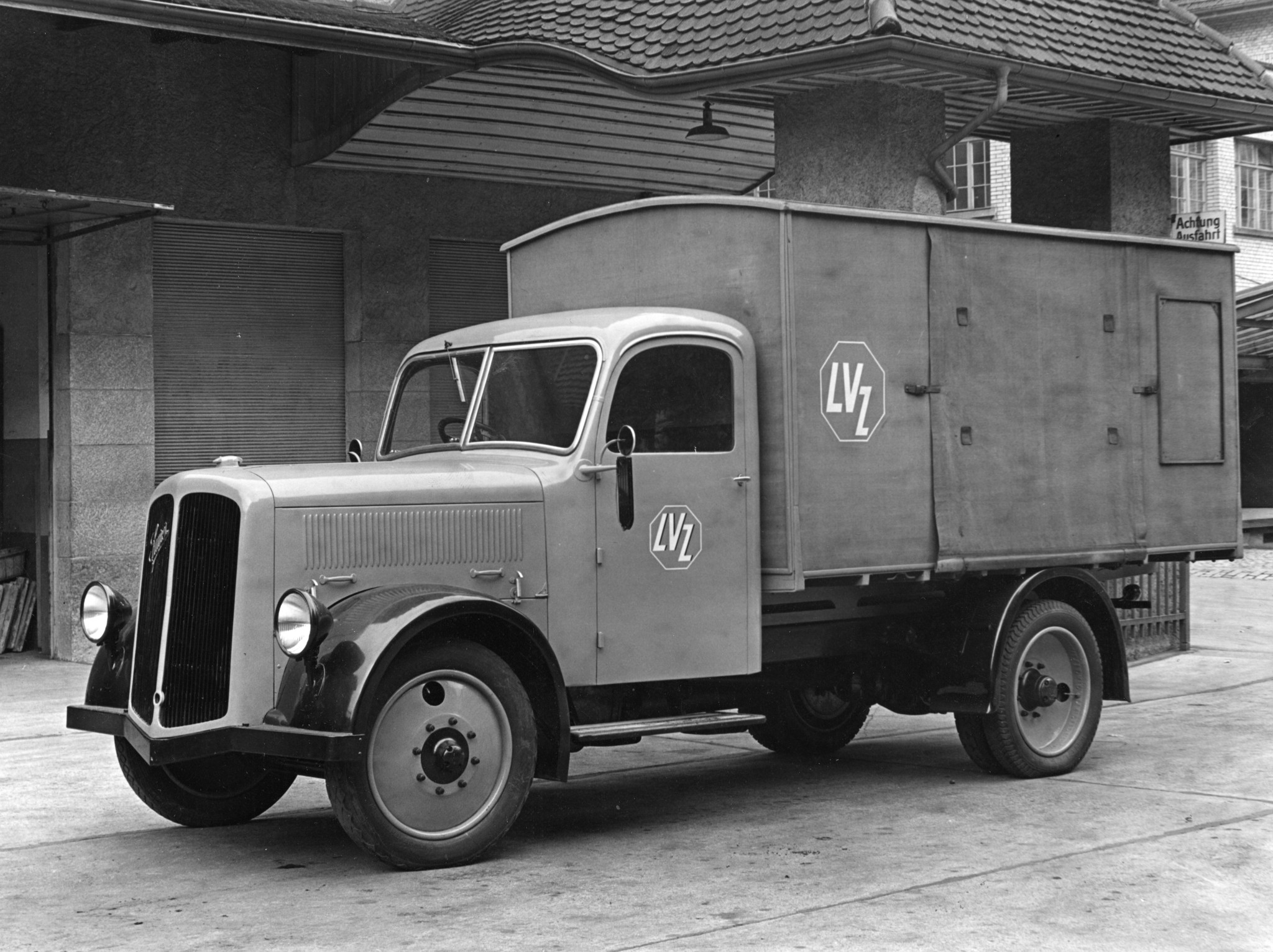 Lieferwagen des Lebensmittelvereins Zürich im Innenhof an der Ernastrasse