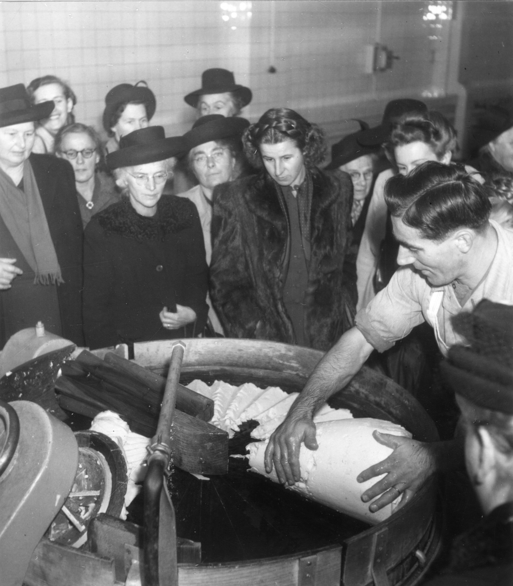 Betriebsbesichtigungen 1930er / 40er Jahre: Frauen schauen einem Mann bei der Milchverarbeitung zu