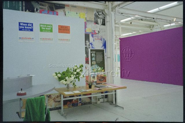 Ausstellungansicht mit Plakaten