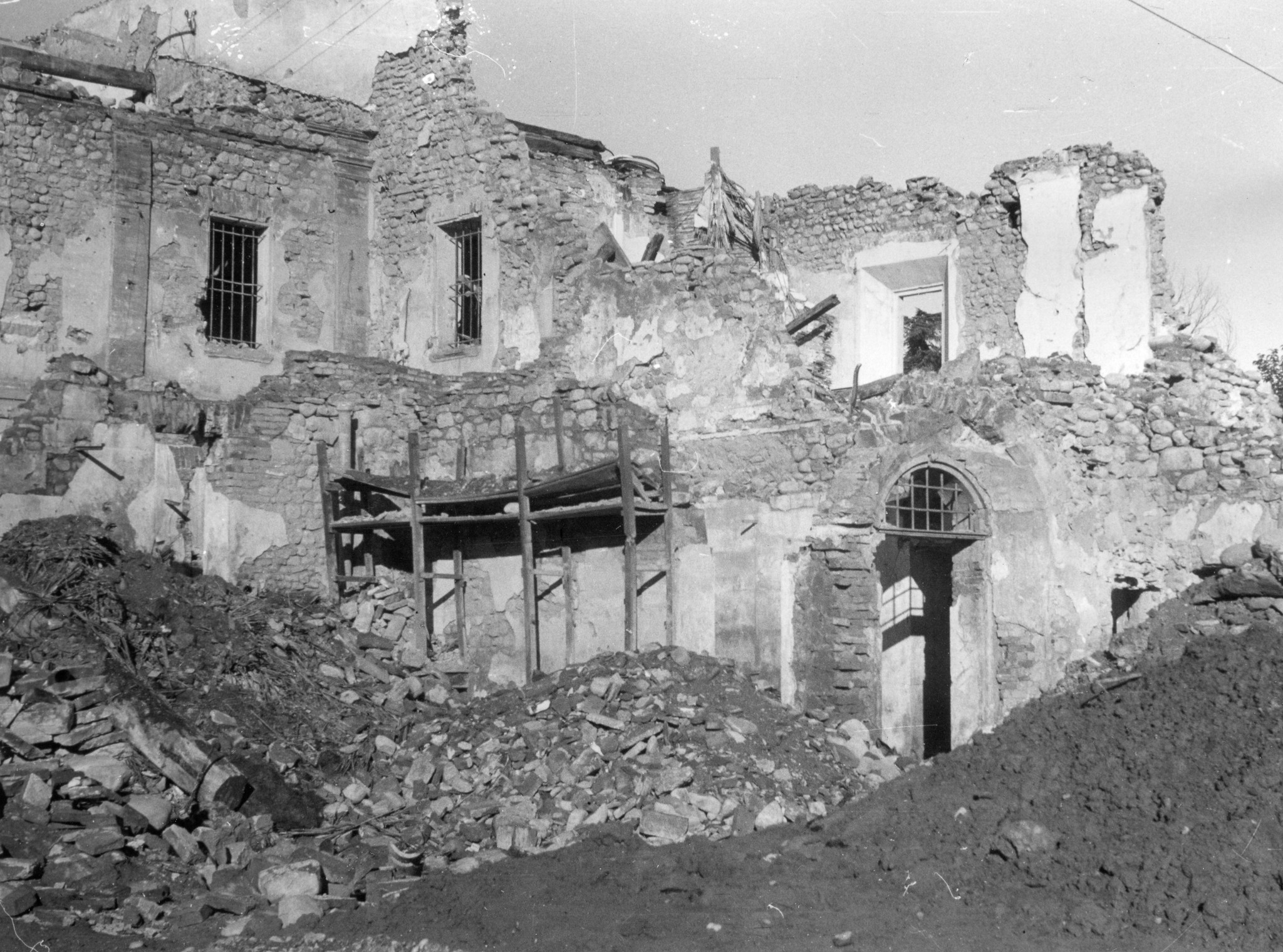 "Marzabotto, Januar 1946. Die Leute wohnen in Kellern."; Ansicht von zerstörten Häusern